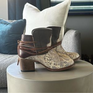 Freebird CASEY in Cream with Dark Red on back, Size 8, Great Condition.